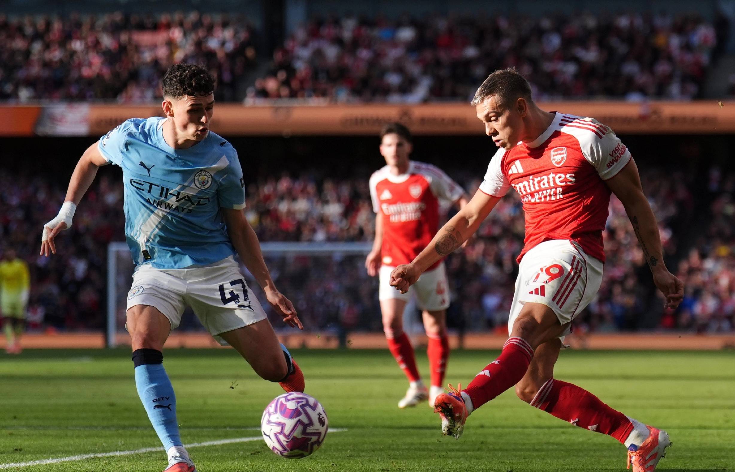 扣爽了！洛夫顿半场4中3得到9分4篮板3助攻（状态火热！洛夫顿半场4投3中，拿下9分4板3助）