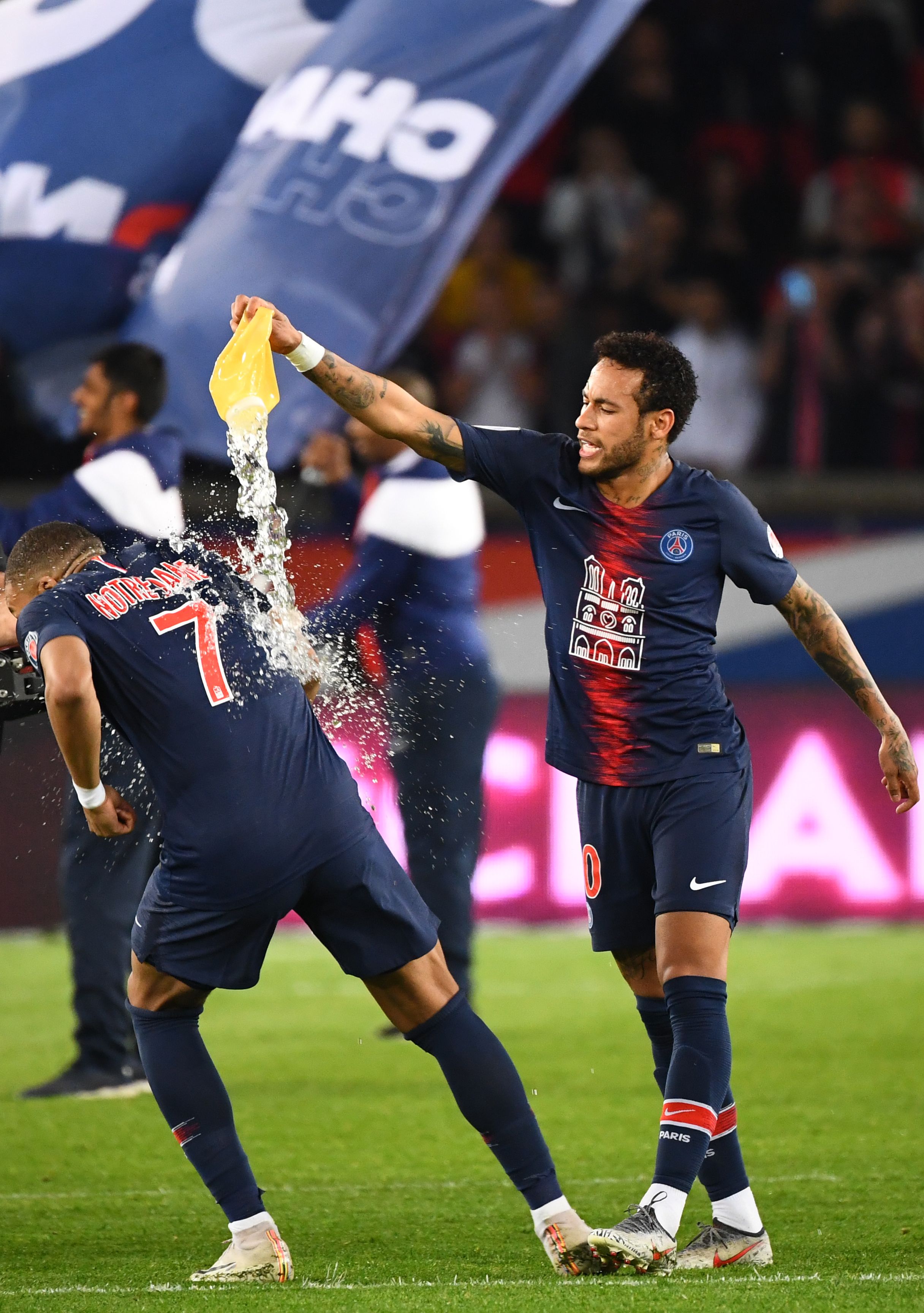 英超半场：米伦科维奇乌龙巴里破门，埃弗顿2-0诺丁汉森林（英超半场战况：巴里破门+米伦科维奇乌龙，埃弗顿暂2-0领先诺丁汉森林）