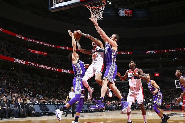 老友相见！麦克阿瑟双边卫重回墨尔本，今日将战旧主（旧地重游：麦克阿瑟边卫重返墨尔本，今日迎战前东家）