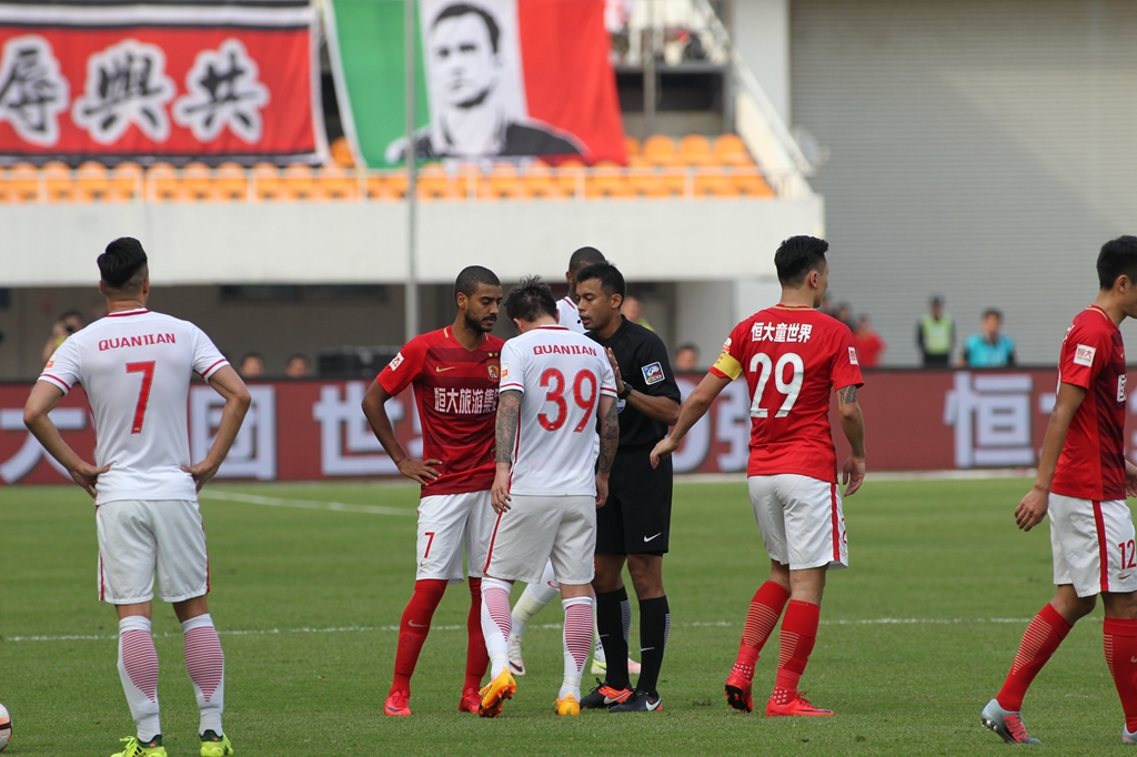 融于池畔，简于形制；瑞典高尔夫球场度假木屋设计（依水相融，形制极简：瑞典高尔夫球场度假木屋设计）