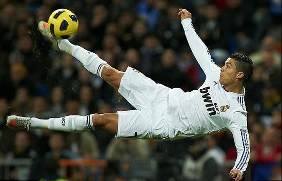 库蒂尼奥为小儿子庆祝生日，一家人身穿他效力过球队的球衣（库蒂尼奥为幼子庆生，全家齐穿其昔日球队球衣）